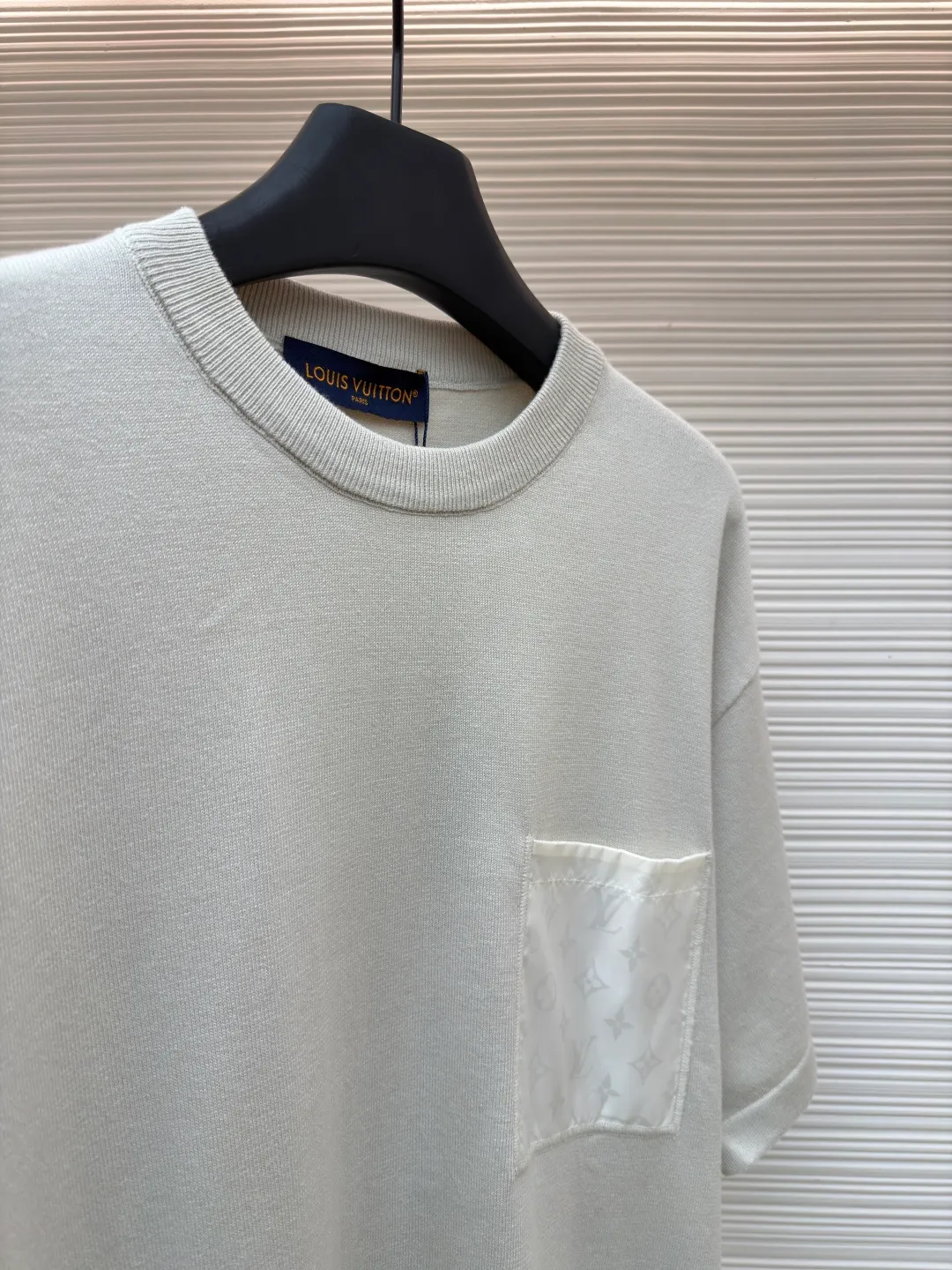 LOUIS VUITTON Pocket Intarsia Short Sleeves ●Original version: Purchased and developed for 10500 ●Item number: 1682521-A75 ●Fabric: cotton fabric ●Technology: printing production ●Color: light gray ●Version: fitted version ●Weight: about 325 grams ●Size: XS-S-M-L ●Description: This pocket jacquard T-shirt is made of high-end custom fabrics. It is soft and skin-friendly after pre-washing process. It is not easy to deform and fade. The off-white color is simple and versatile. The side pockets of the body are made of exquisite jacquard technology. The jacquard texture is three-dimensional and delicate, forming a texture contrast with the body base. The stitching of the pockets is straight and fine, strong and beautiful. The neckline is a classic round neck design, with double-needle reinforced edges and a custom-made threaded collar. It is durable and not easy to loosen. The overall shape is loose. Multiple sizes from XS to L cover different body shapes. Manual measurement error of ±3cm is within the normal range. The cuffs and hem are all seamed, and the details are exquisite. It is recommended to wash it gently and avoid violent machine washing and long-term soaking. It is suitable for daily commuting, casual outings and other wearing scenarios. The overall wiring is straight and delicate, the fabric is comfortable and soft, and the color is consistent without color difference. It can be matched with the same style to create a fashionable look and control various occasions. Customized accessories, complete with three standards, same style for men and women!